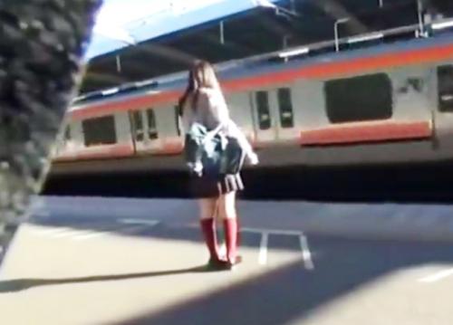 《削除注意》大人しそうな童顔の激カワ女子校生をターゲットにして痴漢する男の勃起チンポからザーメンが女子校生に射精される！