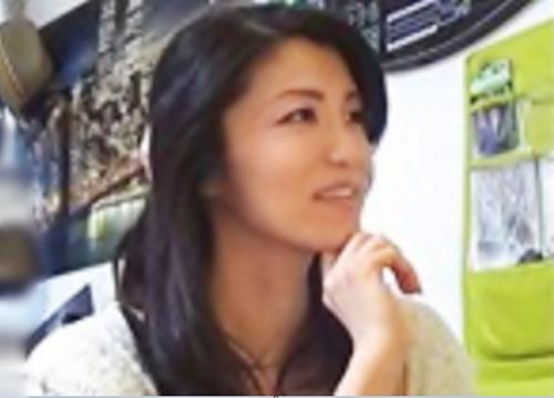 《熟女ナンパ》『私、おばさんだけどいいの？♡』乳首を舐めただけでビクンと反応する敏感な40代の人妻と不倫セックス！