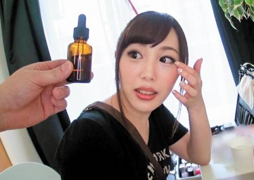 《ドラッグ》これはひどい！AV現場のメイクさんに媚薬を試飲してもらい強制発情させセックスの様子を隠し撮り大量精子中出し！