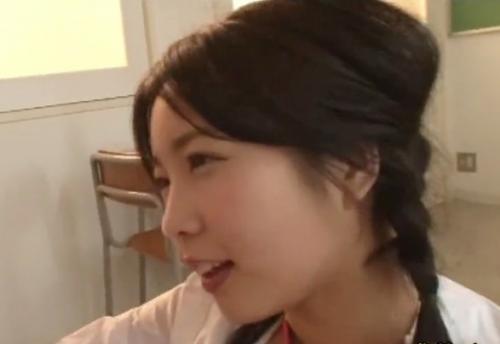 《中出し》教室で美少女JKが男子チンポをフェラし濡れたマンコに生挿入！JKが中出しを懇願する！戸田真琴
