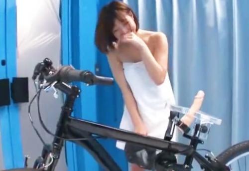 《MM号》電マサドルで主婦が大量潮吹きし自前のピタパンを濡らし全裸でアクメ自転車に乗りイキまくり本物チンポもハメられ射精！