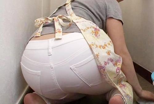 《巨尻×中出し》家事代行で来たピタパンおばさんの巨尻に興奮してパンツを脱がせ中出しSEX！川上ゆう