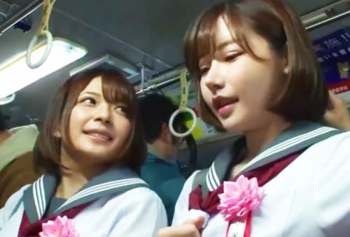《麻里梨夏×深田えいみ》仲良し女子高生2人が強引に手マンされ潮噴きしSEXされる！バス内でおっぱいを揉みまくる鬼畜痴漢魔