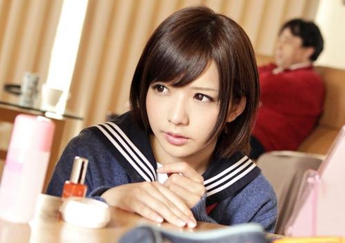 《中出し》コタツの中で親友の妹のパンツをズラしクリトリスをイジってたらマンコがぐちょ濡れになり声を我慢して中出しSEX！