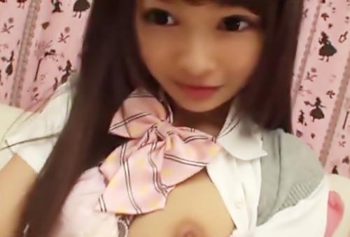 《ライブチャット》これはかわいい！女子校生が激しい手マンでマジイキ潮吹きしてカメラにビッシャーして焦って拭く！