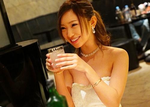 《キャバ嬢×連続中出し》美人キャバ嬢をホテルに誘い3P中出しSEX！突けば突くほどエロくなるドスケベ変態娘に連続中出し！