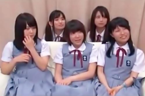 《修学旅行生》初めて目にする勃起チンポに興味津々！田舎から東京にやって来た黒髪で清純な修学旅行生たち！