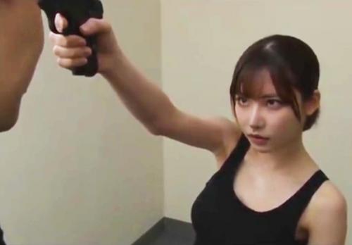 《深田えいみ×中出し》女捜査官が黒幕のアジトに潜入するが媚薬が効きすぎ痴女化し大勢の男達に囲まれ中出しSEXし痙攣イキ！