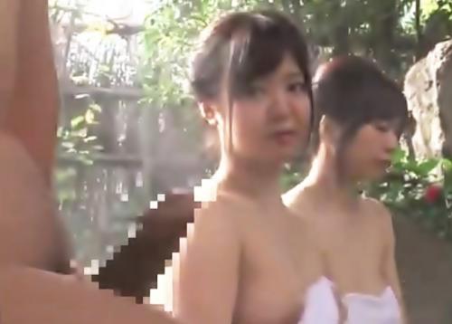 《母娘に中出し》『このオジサンのオッキィ♥』露天風呂で巨乳の母娘に勃起チンポを見せたら娘が興味津々でガン見！その結果…w