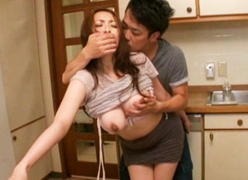 《母子相姦×中出し》息子が思春期を迎え母の裸に興味を持ち父が近くにいるのに母とセックスして膣内に大量射精してしまう！