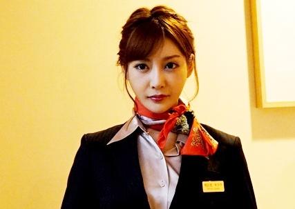 《明日花キララ》巨乳の美人CAがパイロットに強姦され肉便器奴隷に転落！高嶺の花だった美女が上司のセクハラに汚されていく！