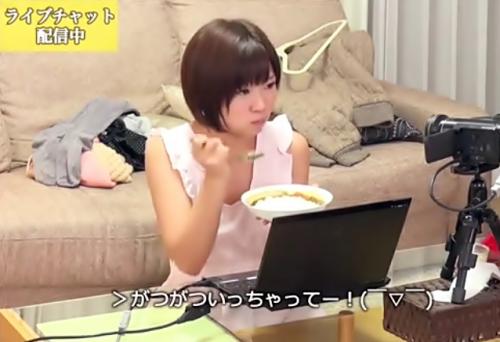 《紗倉まな》生チャットの途中で拘束SEX！裸エプロン姿で作ったカレーを食べリクエストされた『手錠拘束SEX』を実現する！