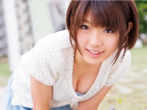 《AVデビュー》アイドル級美少女の初セックス撮影！笑顔からは想像出来ない隠れ巨乳と即効で愛液が糸引くマンコの持ち主！