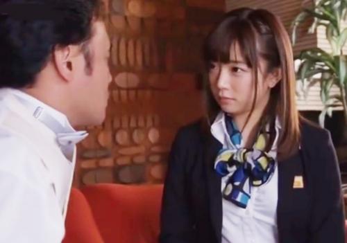 《紗倉まな×膣内射精》『何でもしますよ♡ 』結婚式の最中に新郎と中出しセックスをするロリで美人なウェディングプランナー！