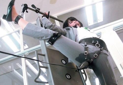 《エロ科学実験》やってみなくちゃわからない！どの体勢が一番電マが感じるのか！SOD社員でやってみる！