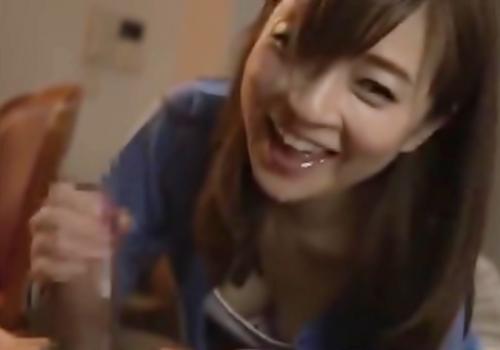 《人妻熟女》母親の友人にフェラされ3分もしないうちに射精！その後SEXをして早漏ではないことを証明し二人は絶頂に達する！