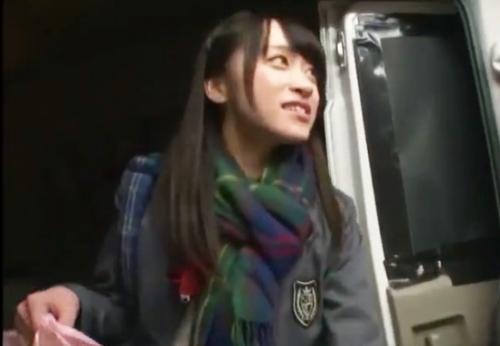 《JK中出し強姦》女子高生を騙して車に乗せ手マンすると大量潮吹き！号泣するJKマンコに生チンポを挿入し鬼ピストン中出し！
