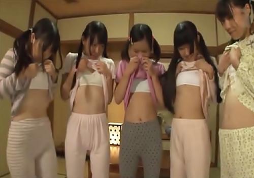 《JC》5人の少女とハーレムSEX！修学旅行生たちを全員全裸にしてパイパンマンコに次々に挿入する！