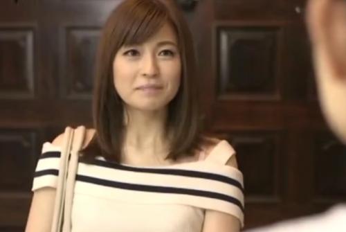 超美人な母の友人をオカズに300回以上オナニーしていた息子が念願の初セックス！新山沙弥