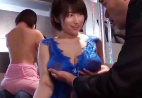 《おっパブ》『おっぱい揉まれるとHしたくなっちゃう♡』本番禁止のおっパブで爆乳乳首舐められSEXしちゃうおっパブ嬢！