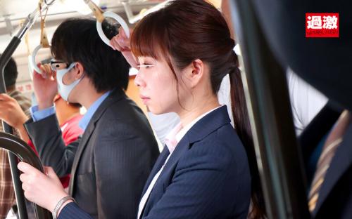 満員バスで痴●師にパンストの中で手マンされ濡れシミができるほどイキ潮を吹きまくる美脚OL