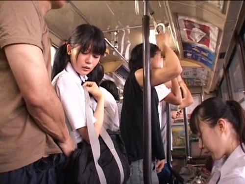 女子高生を痴漢　同級生に気づかれ恥ずかしさで助けを求めず見られながら痴●に感じる女子校生