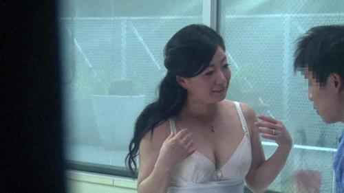 【マジックミラー号】童貞の男子大学生と巨乳の「友達のお母さん」が素股でセックスの予行演習に挑戦！