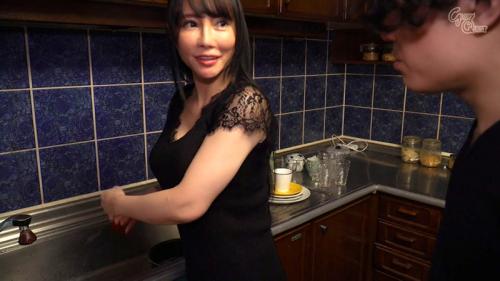 【逢沢はるか】いやらしい熟女の色気全開で、男を誘うような服装や寝室でオナニー　