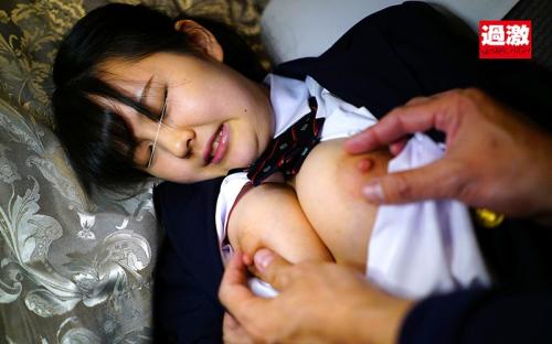夜行バスで声も出せずイカされた隙に生ハメされた女はスローピストンの痺れる快感に理性を失い中出しも拒めない