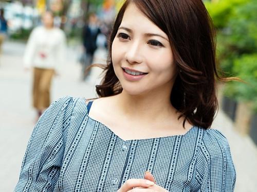 超美形、超巨乳、超美魔女のセレブ妻たちをなし崩し的に脱がせていきます。イキまくりな奥様たちは本気でSEX