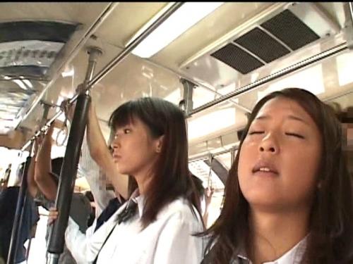 【バス痴漢】いつも一緒の女子校生2人組を同時痴漢でみせつけて感じさせろ！！