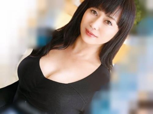 五十路とは思えないような整ったボディーラインと乳房　旦那に内緒で初撮りAVデビュー 恥じらい美巨乳妻 岡本直美 50歳