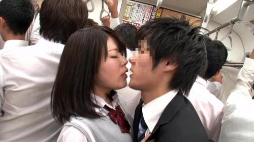 女子高生痴漢　背中をギュウギュウ押され勃起チ○ポが密着どころか女子校生の股間に突き刺さる！