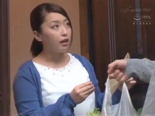 【熟女NTR】ぽっちゃり巨乳人妻　おっさんに寝取られてしまう！声を抑えてイキまくる奥さん！