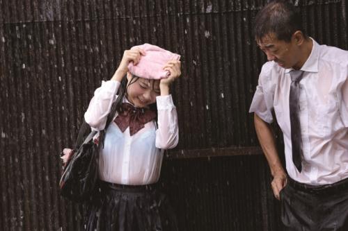 【なつめ愛莉】ゲリラ豪雨でびしょ濡れの女子校生をレイプ魔が襲う！必死に抵抗するも…