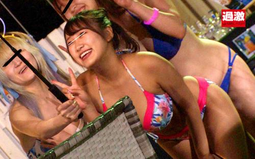 女友達とはしゃぐナイトプールで暴走させるドエロい夏ボディ！！美女たちで賑わうサマースポットで怒涛の生姦中出しを決行！！