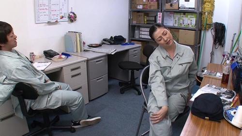「休憩中の1時間バイトくんと2人きり！女を忘れたパートの美人おばさんは息子ほど年の離れたイケメンチ○ポならセクハラされても嫌じゃない」VOL.3