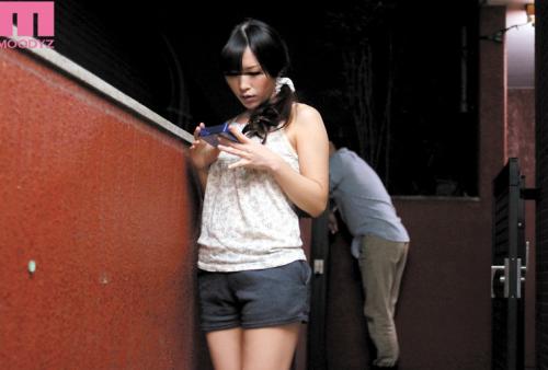 隣に住む人妻がコンドームを落として僕を誘惑！