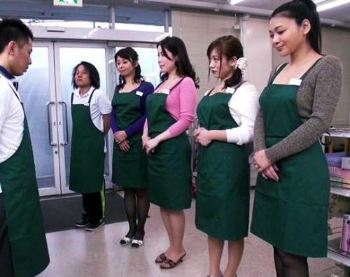 欲求不満のパートおばさん！スーパーでの淫乱性活に密着！新人バイト君のチンポで性欲発散！