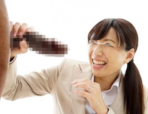 【加藤あやの】人妻OLが外国人男性の大きな男性器に振り回されて激しい快感を体験！