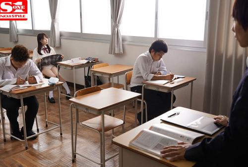 普段は物静かな教え子が俺の前だけでは確信犯的にパンチラ誘惑してくる 香水じゅん