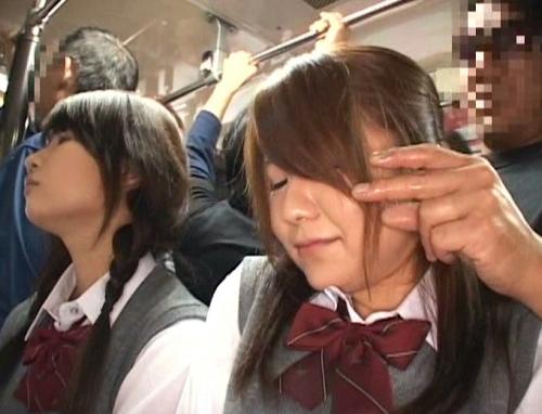 いつも一緒の女子校生2人組を同時痴●でみせつけて感じさせろ！！