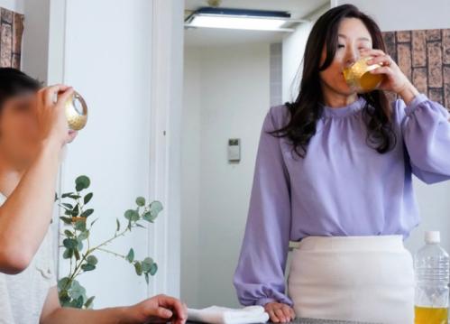 父の媚薬ドリンクで痙攣絶頂！近親相姦不倫の禁断セックス