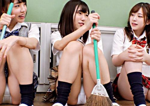 仲良し小悪魔美少女3人組がパンチラ誘惑してくる痴女たちでボッキが止まらないw