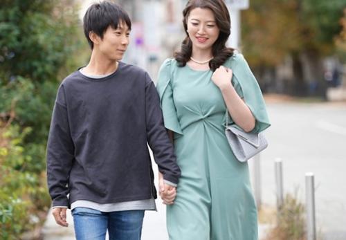 そこで憧れの義母に導かれ、また一つ大人の階段を昇っていくのだった…。