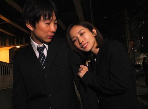 相部屋になっても僕のことなど男として見ていない様子だ。しかし商談成功のお祝いで乾杯した途端