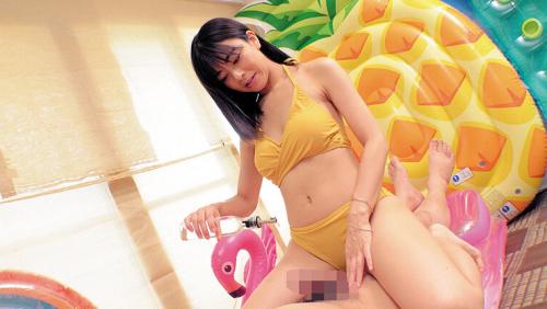 湘南の海で出会った水着ギャルがデカチン男性とマッチング！密着素股オイルマッサージに挑戦！？クリトリスと生チ○ポが擦れ合い快楽のあまり密着即ズボ！連続生中出し！！2