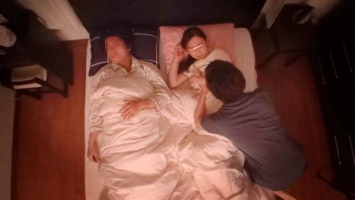一般男女モニタリングAV 近親相姦しちゃった母子のその後まで追跡スペシャル マジックミラーの向こうには再婚したての父親！巨乳の新しいお母さんと童貞の息子が2人っきりの密室で筆おろし中出し！！…した後日談:義母と息子の何度も繰り返される父には秘密の近親相姦を…2