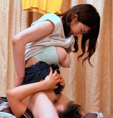 美魔女主婦、男の部屋で他人棒ファック！騎乗位で激ピス＆乳揺れ全開悶絶を隠し撮り！