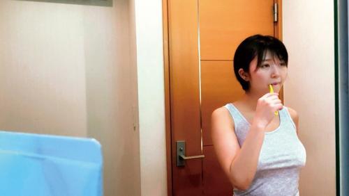 神乳お姉ちゃんの私生活を弟が濃密隠し撮り！家庭内だからこそ撮れた至近距離パンチラやすっぴん洗体等の無防備な姿！さらに寝ている隙を見計らって姉部屋に侵入！身体中にデカチンを擦り付けたりとヤリタイ放題で、最後は寝汗でムレたびちょマンに大量精子を生中出し！